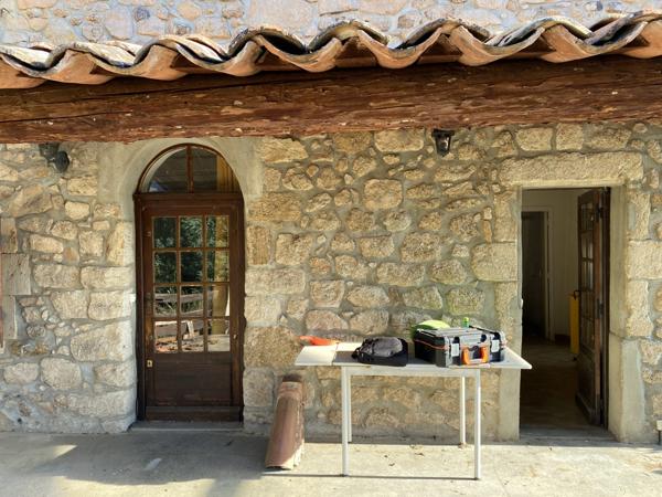 maison individuelle en pierre + terrasse + caves+ parking  privée et jardin