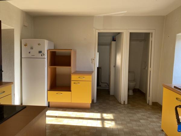 maison individuelle en pierre + terrasse + caves+ parking  privée et jardin