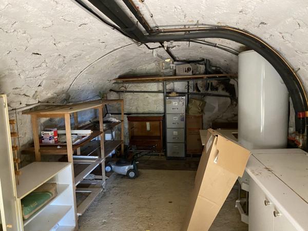 maison individuelle en pierre + terrasse + caves+ parking  privée et jardin