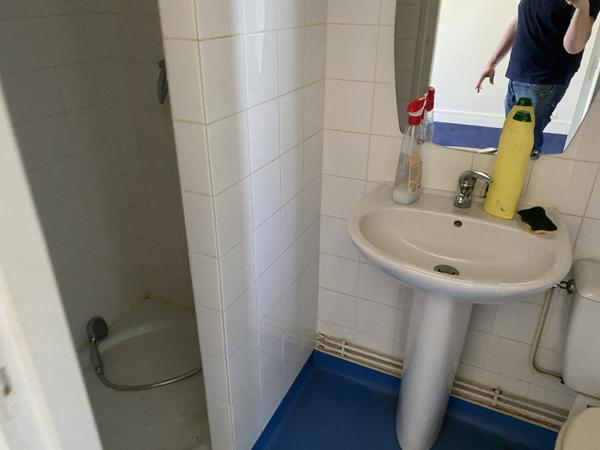 maison individuelle en pierre + terrasse + caves+ parking  privée et jardin