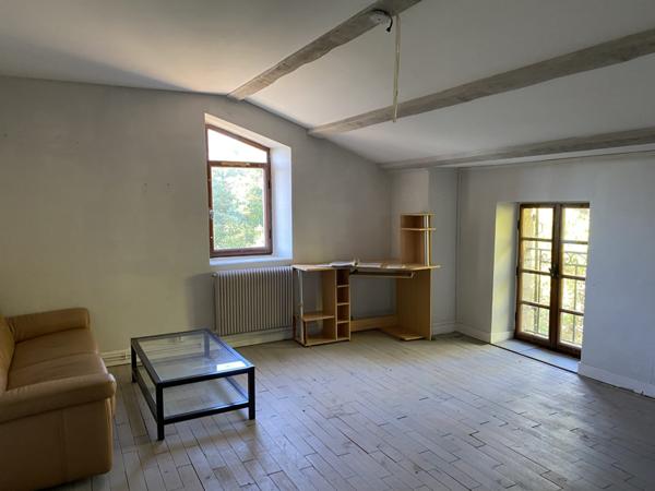 maison individuelle en pierre + terrasse + caves+ parking  privée et jardin