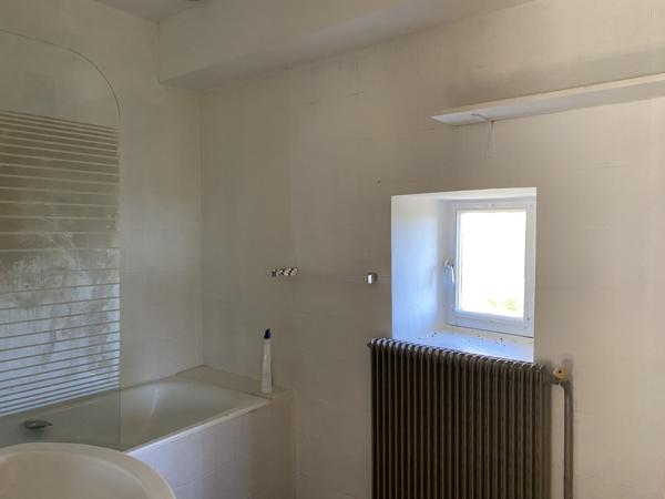 maison individuelle en pierre + terrasse + caves+ parking  privée et jardin