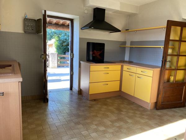 maison individuelle en pierre + terrasse + caves+ parking  privée et jardin