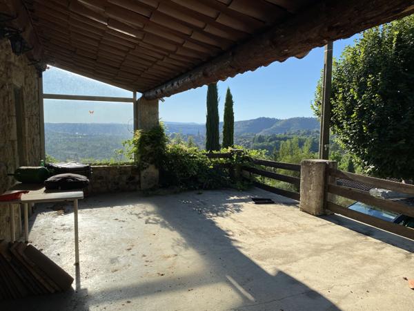 maison individuelle en pierre + terrasse + caves+ parking  privée et jardin