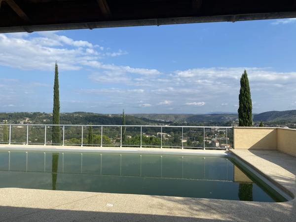 maison individuelle en pierre + terrasse + caves+ parking  privée et jardin