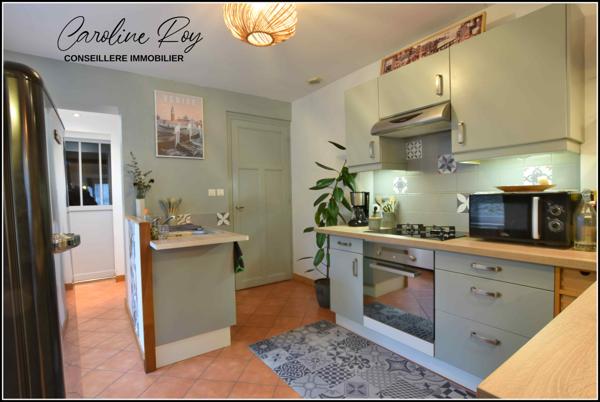 Saint-Hilaire-de-Clisson (44190) SAINT-HILAIRE-DE-CLISSON Centre bourg, proche CLISOSN Maison de 112 m² hab avec 4 ch et dépendance.