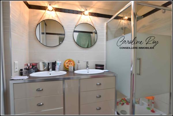 Saint-Hilaire-de-Clisson (44190) SAINT-HILAIRE-DE-CLISSON Centre bourg, proche CLISOSN Maison de 112 m² hab avec 4 ch et dépendance.