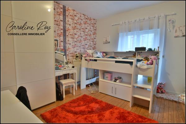 Saint-Hilaire-de-Clisson (44190) SAINT-HILAIRE-DE-CLISSON Centre bourg, proche CLISOSN Maison de 112 m² hab avec 4 ch et dépendance.