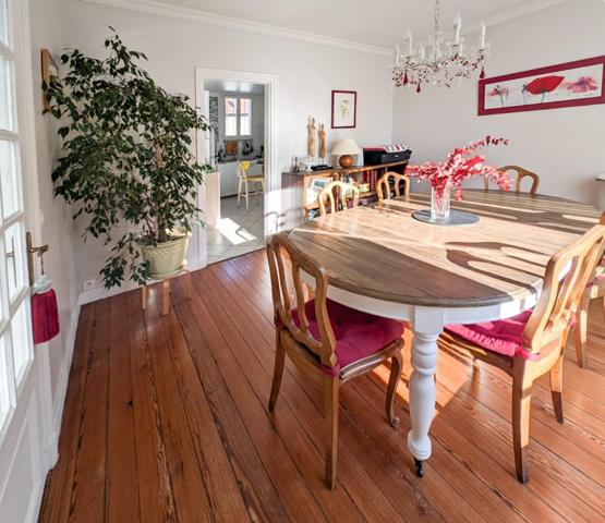 Jolie meuliere renovée, 3 chambres possibilité 4, au calme, à 4 min du RER