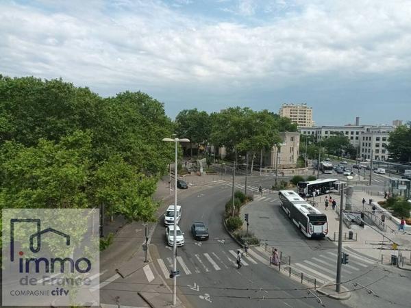 LYON 3éme. Au pied du Métro GRANGE-BLANCHE. F1 de 30 m² vendu avec Parking en sous-sol.