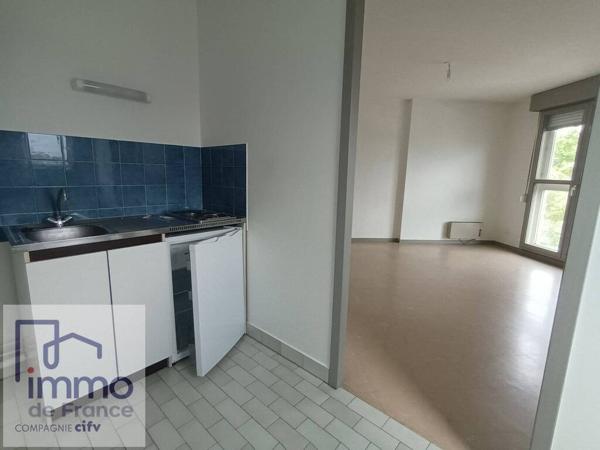 LYON 3éme. Au pied du Métro GRANGE-BLANCHE. F1 de 30 m² vendu avec Parking en sous-sol.