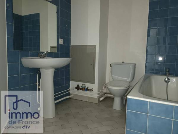 LYON 3éme. Au pied du Métro GRANGE-BLANCHE. F1 de 30 m² vendu avec Parking en sous-sol.