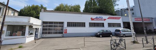 86000 POITIERS - MURS COMMERCIAUX LIBRES 310 m² , ancien garage avec bureaux et ateliers
