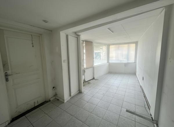 86000 POITIERS - MURS COMMERCIAUX LIBRES 310 m² , ancien garage avec bureaux et ateliers