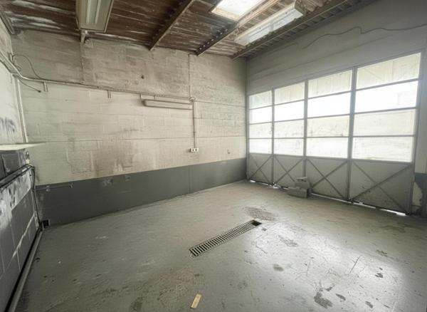 86000 POITIERS - MURS COMMERCIAUX LIBRES 310 m² , ancien garage avec bureaux et ateliers