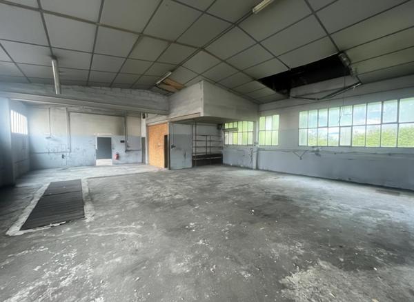 86000 POITIERS - MURS COMMERCIAUX LIBRES 310 m² , ancien garage avec bureaux et ateliers