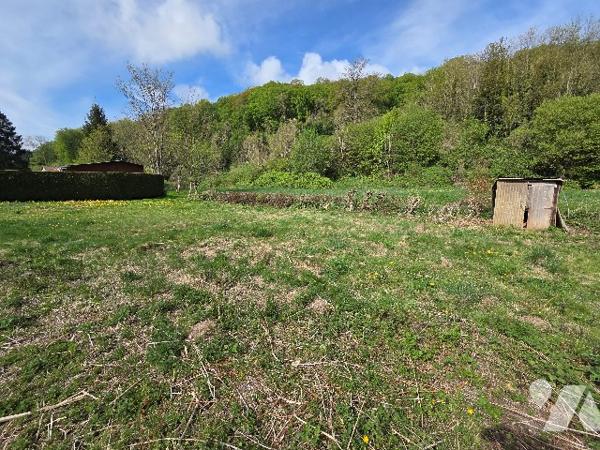 5 Kms de PAVILLY maison mitoyenne des deux côtés d'~74m² sur un terrain d'~1100m², 4 chambres.