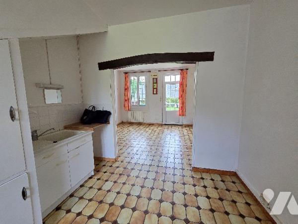 5 Kms de PAVILLY maison mitoyenne des deux côtés d'~74m² sur un terrain d'~1100m², 4 chambres.