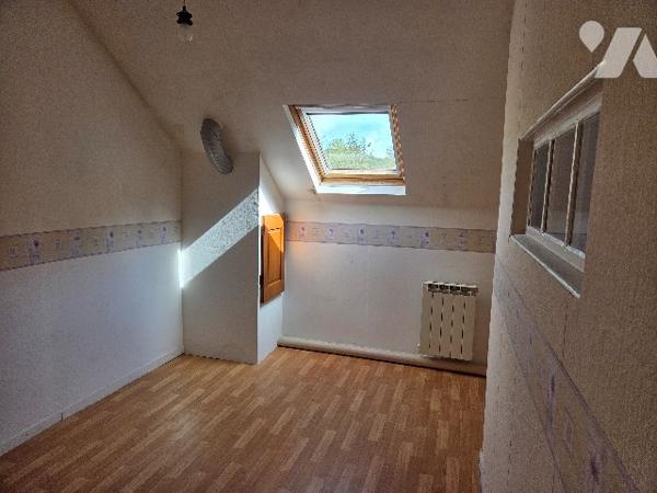 5 Kms de PAVILLY maison mitoyenne des deux côtés d'~74m² sur un terrain d'~1100m², 4 chambres.