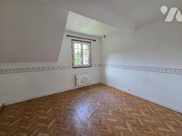 5 Kms de PAVILLY maison mitoyenne des deux côtés d'~74m² sur un terrain d'~1100m², 4 chambres.