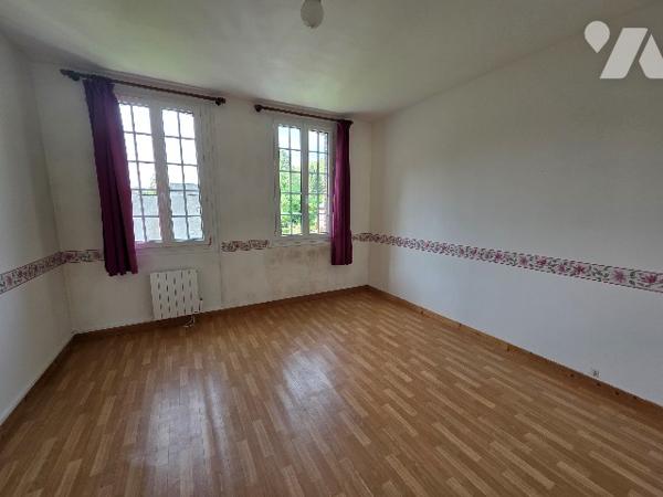 5 Kms de PAVILLY maison mitoyenne des deux côtés d'~74m² sur un terrain d'~1100m², 4 chambres.