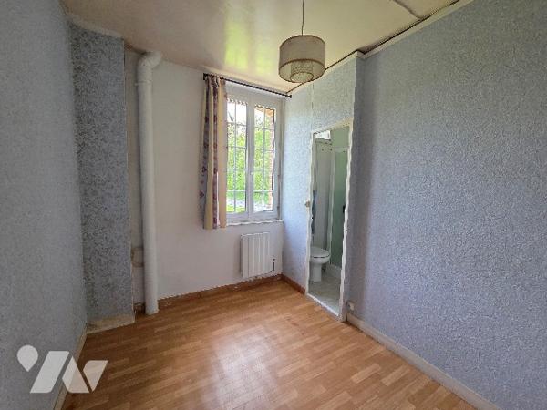 5 Kms de PAVILLY maison mitoyenne des deux côtés d'~74m² sur un terrain d'~1100m², 4 chambres.