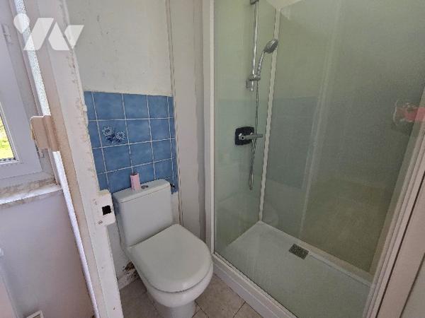 5 Kms de PAVILLY maison mitoyenne des deux côtés d'~74m² sur un terrain d'~1100m², 4 chambres.