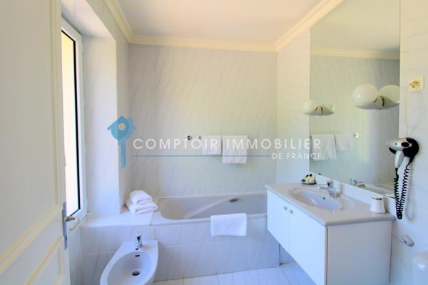 Propriete
                                                                                                                                                                                                                                                                                                                        14 pièce(s)                                                                                                                                                                                                          11 chambre(s)                                                                                                                                                                                                          800  m²
