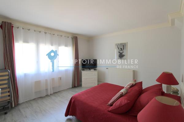 Propriete
                                                                                                                                                                                                                                                                                                                        14 pièce(s)                                                                                                                                                                                                          11 chambre(s)                                                                                                                                                                                                          800  m²