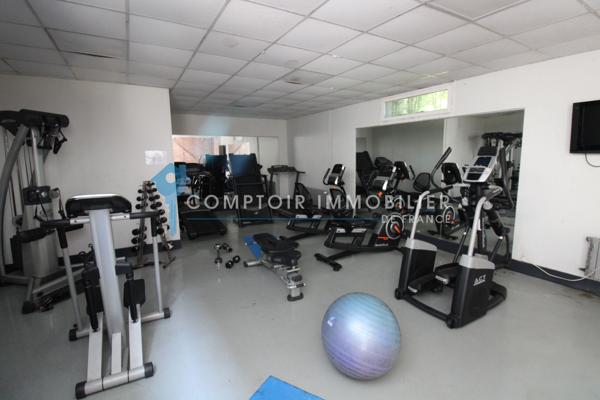 Propriete
                                                                                                                                                                                                                                                                                                                        14 pièce(s)                                                                                                                                                                                                          11 chambre(s)                                                                                                                                                                                                          800  m²
