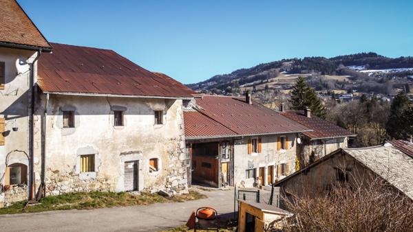 Corps de ferme 1770 à rénover – 710 m² de potentiel en Haute-Savoie | Projet investisseurs / gîtes