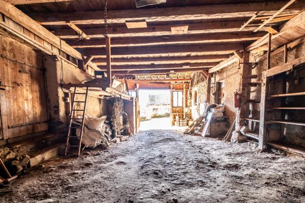 Corps de ferme 1770 à rénover – 710 m² de potentiel en Haute-Savoie | Projet investisseurs / gîtes