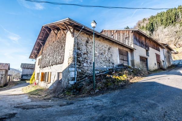 Corps de ferme 1770 à rénover – 710 m² de potentiel en Haute-Savoie | Projet investisseurs / gîtes