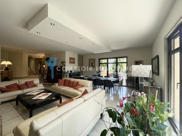 Villa
                                                                                                                                                                                                                                                                                                                        11 pièce(s)                                                                                                                                                                                                          8 chambre(s)                                                                                                                                                                                                          342  m²