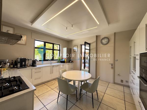 Villa
                                                                                                                                                                                                                                                                                                                        11 pièce(s)                                                                                                                                                                                                          8 chambre(s)                                                                                                                                                                                                          342  m²