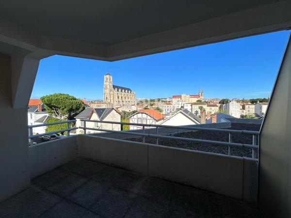 Niort, quartier port boinot appartement de 45.60 m² dans résidence sénior à deux pas du marché.