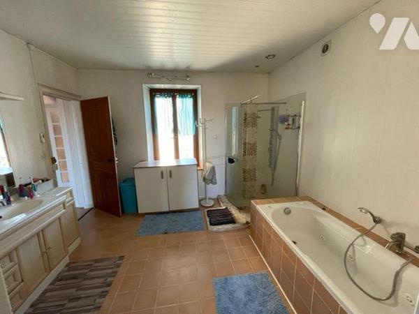 A VENDRE MAISON LE VAL D'AJOL VOSGES 88

Maison de maître, maison bourgeoise, comprenant 
- ...