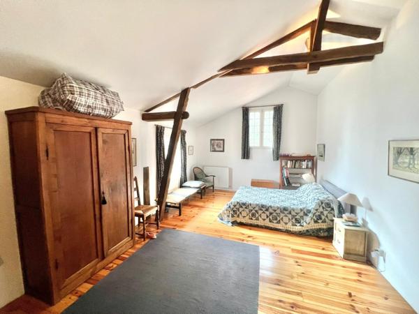 DOMAINE EN PIERRE AVEC PISCINE , JARDIN ET DEPENDANCES