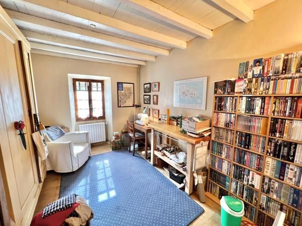 DOMAINE EN PIERRE AVEC PISCINE , JARDIN ET DEPENDANCES