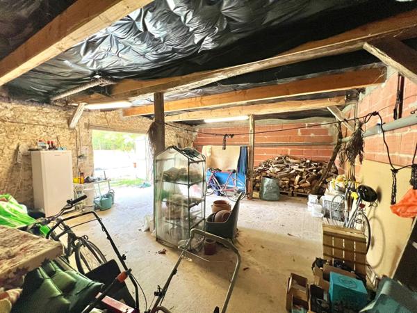 DOMAINE EN PIERRE AVEC PISCINE , JARDIN ET DEPENDANCES