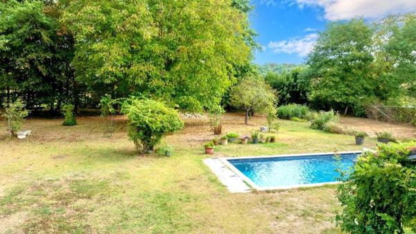 DOMAINE EN PIERRE AVEC PISCINE , JARDIN ET DEPENDANCES