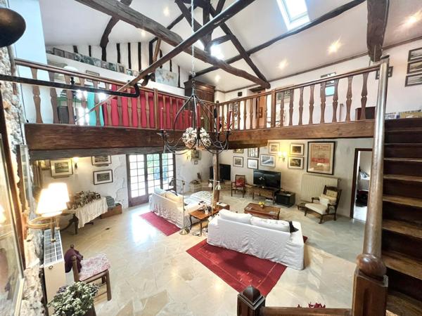 DOMAINE EN PIERRE AVEC PISCINE , JARDIN ET DEPENDANCES