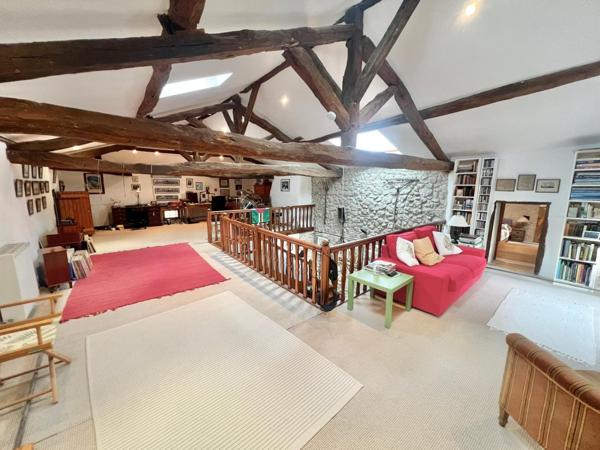 DOMAINE EN PIERRE AVEC PISCINE , JARDIN ET DEPENDANCES