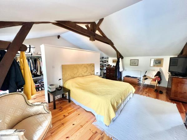 DOMAINE EN PIERRE AVEC PISCINE , JARDIN ET DEPENDANCES