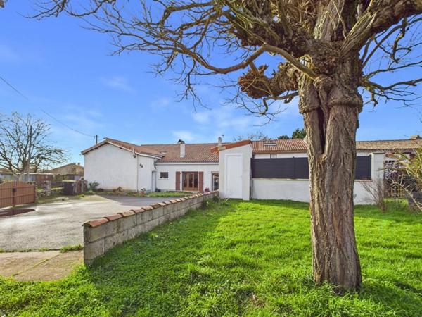 Maison ancienne rénovée à Vivonne de 165 m2, 4 chambres, 1 bureau, jardin, garage