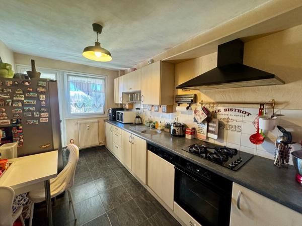 Appartement 3 chambres, dernier étage, GARAGE PRIVATIF, balcon et cave