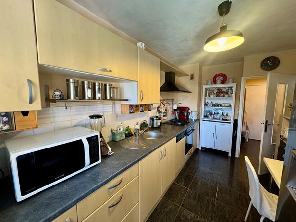 Appartement 3 chambres, dernier étage, GARAGE PRIVATIF, balcon et cave