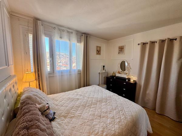 Appartement 3 chambres, dernier étage, GARAGE PRIVATIF, balcon et cave