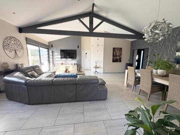 Maison plain pied 194 m2, 5 chambres, piscine, au pied des commerces