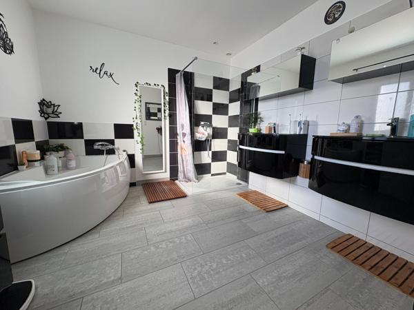 Maison plain pied 194 m2, 5 chambres, piscine, au pied des commerces